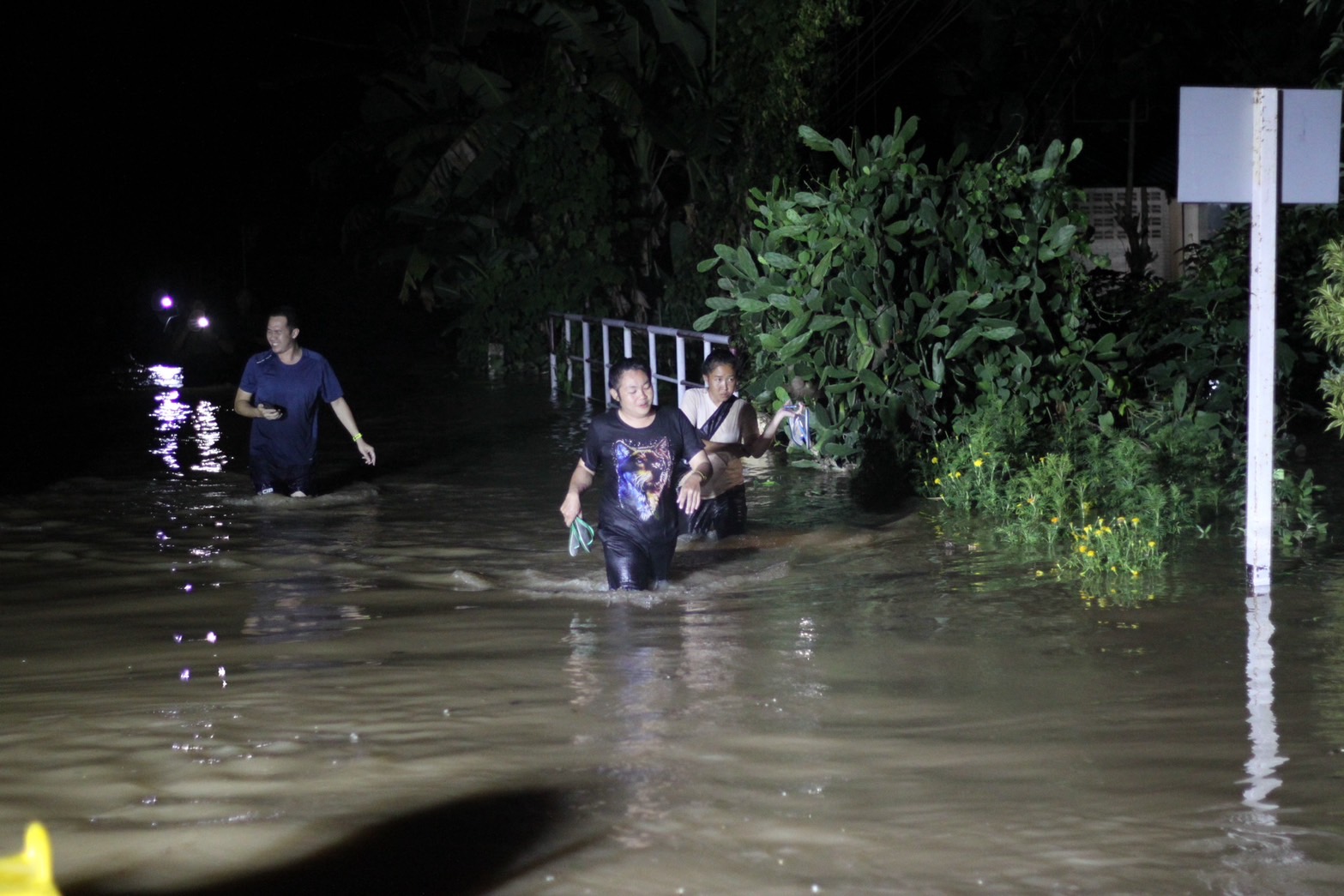 น่านวิกฤต! เตือนประชาชน ขนของขึ้นที่สูงหนีน้ำ รร.ประกาศหยุดเรียน 1 วัน