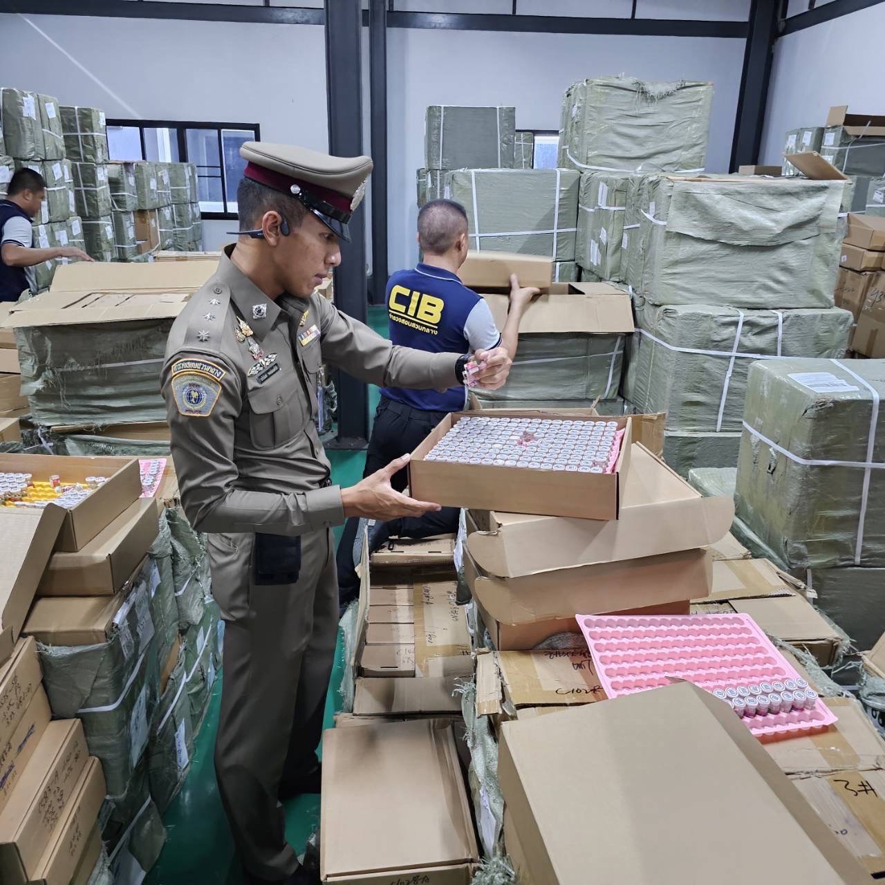 ตำรวจสอบสวนกลาง (CIB) ทลายโกดังคอนแทคเลนส์เถื่อน ไม่มี อย. แอบลักลอบนำเข้า เสี่ยงเยื่อบุตาอักเสบ ถึงตาบอด ยึดของกลางกว่า 60,000 ชิ้น