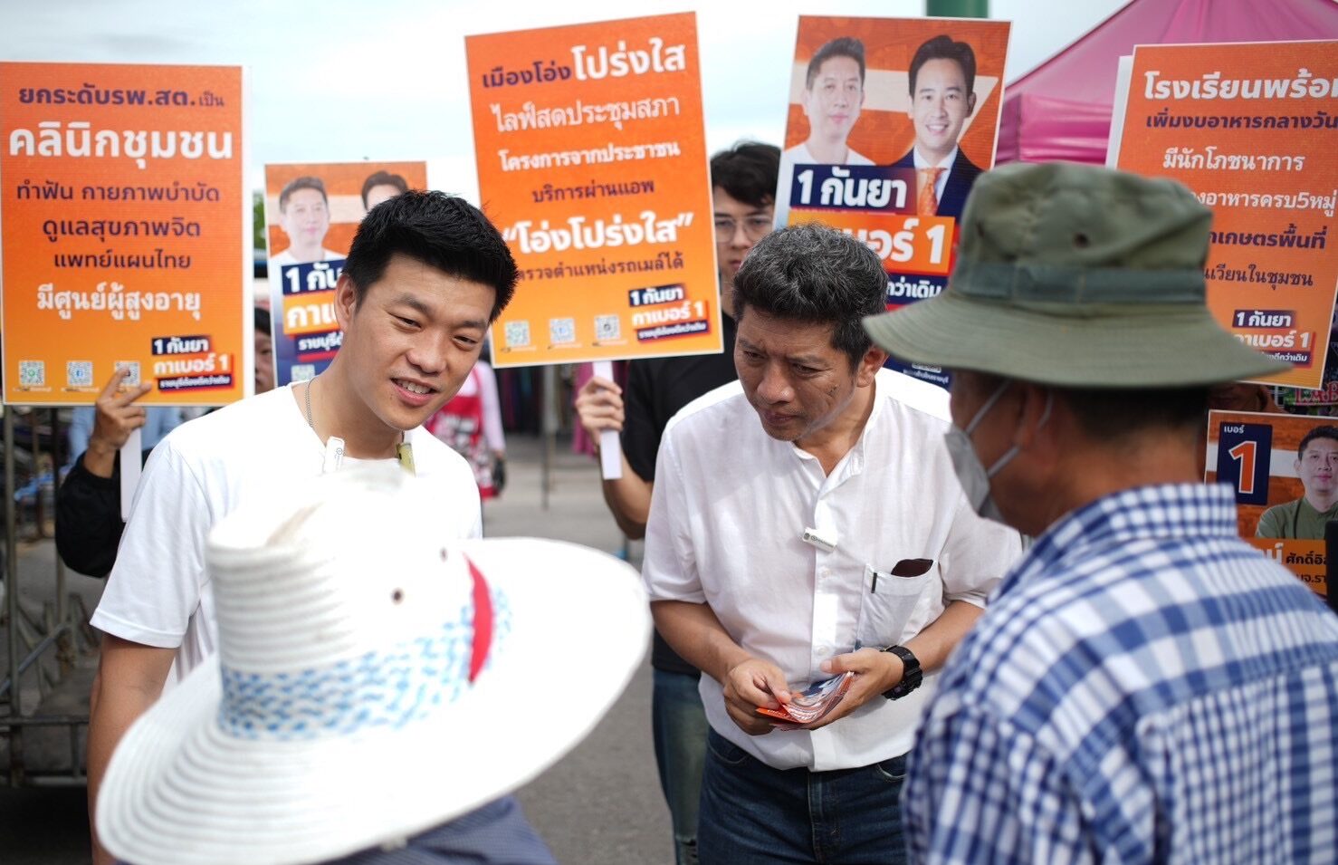 แกนนำพรรคประชาชนร่วมปูพรมหาเสียงช่วย “ชัยรัตน์ ศักดิ์อิสระพงศ์” ย้ำความพร้อมสู้ศึกเลือกนายก อบจ. ราชบุรี “พิธา” ร่วมวงคุยเกษตรกรเลี้ยงหมูรายย่อย รับฟังปัญหาราคาตกต่ำ เสนอแนวทางเพิ่มรายได้-ลดต้นทุน