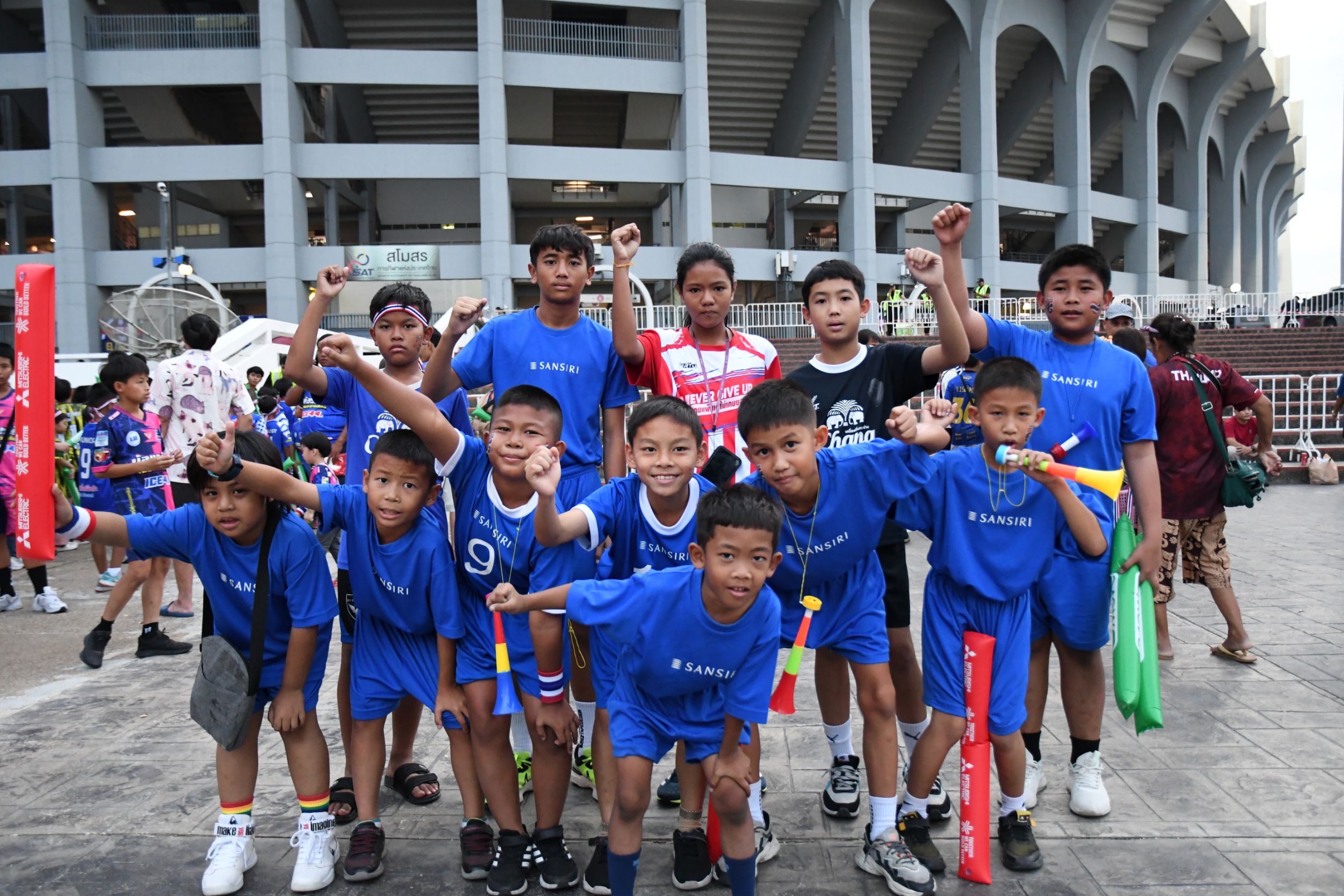 มาดามแป้ง มอบบัตรฟรีให้ โรงเรียน – อคาเดมี ร่วมเชียร์ “ช้างศึก”