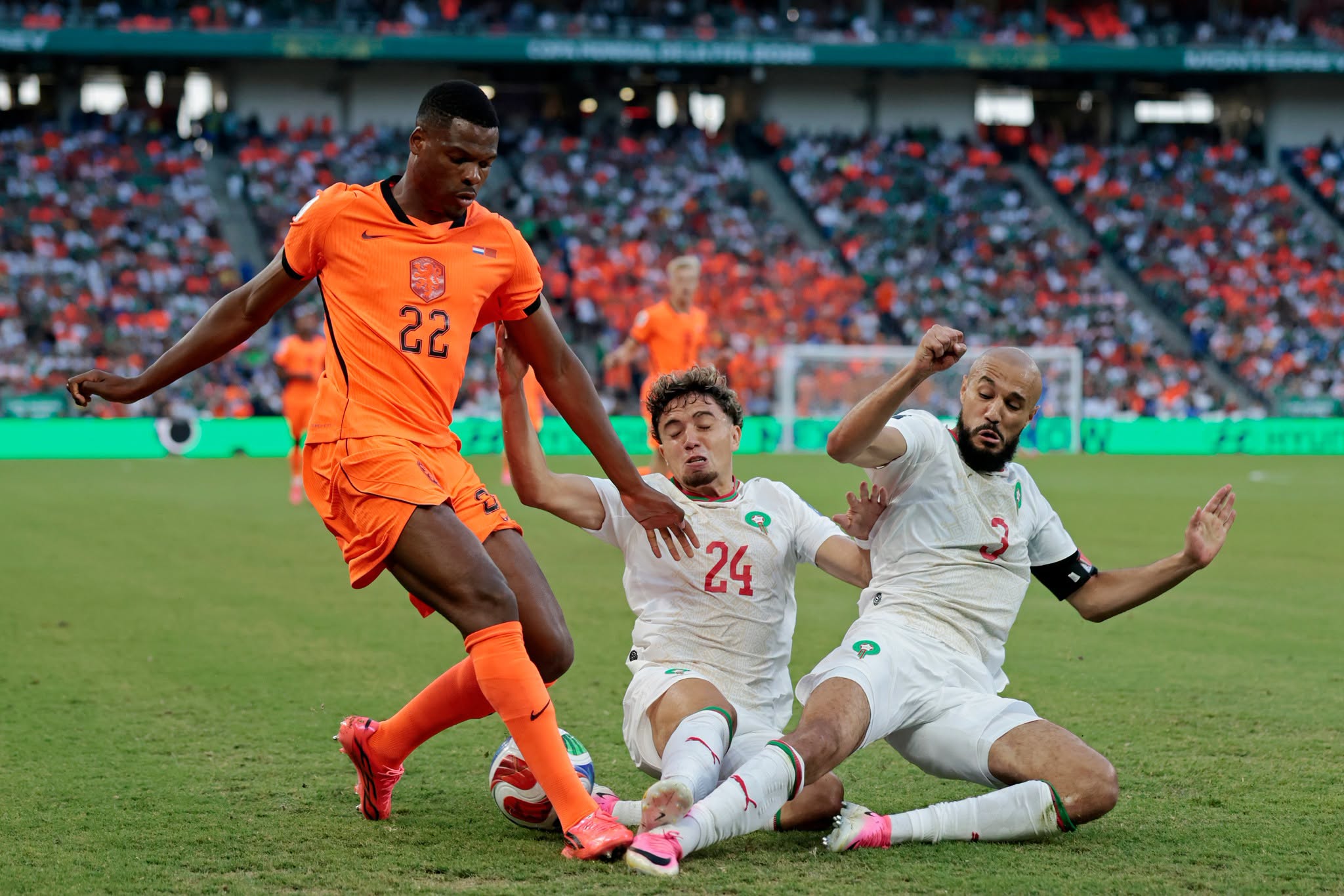 โมร็อกโก ตบเท้าเข้ารอบ 16 ทีม – ฮอลแลนด์ โดนสถิติเก่าตามหลอกหลอน